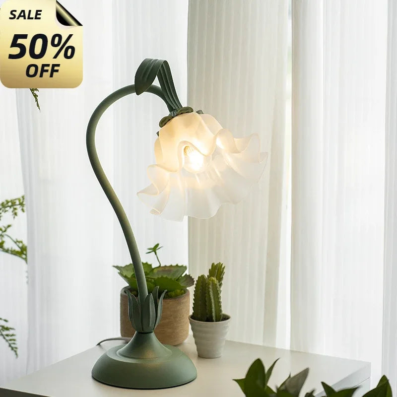 Retro Romantic Flower Desk Lamp for Cozy Bedroom Atmosphere - Chic & Cheery Shopping