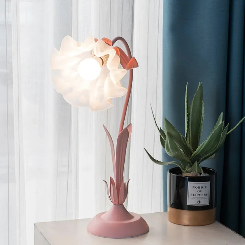 Retro Romantic Flower Desk Lamp for Cozy Bedroom Atmosphere - Chic & Cheery Shopping