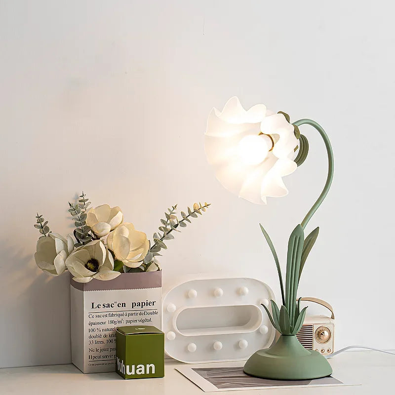Retro Romantic Flower Desk Lamp for Cozy Bedroom Atmosphere - Chic & Cheery Shopping