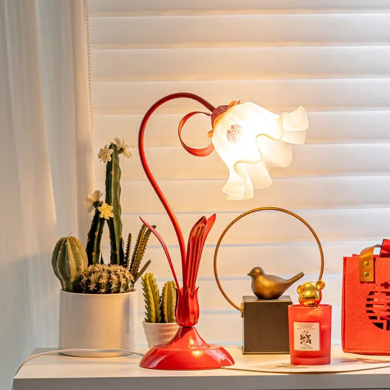 Retro Romantic Flower Desk Lamp for Cozy Bedroom Atmosphere - Chic & Cheery Shopping